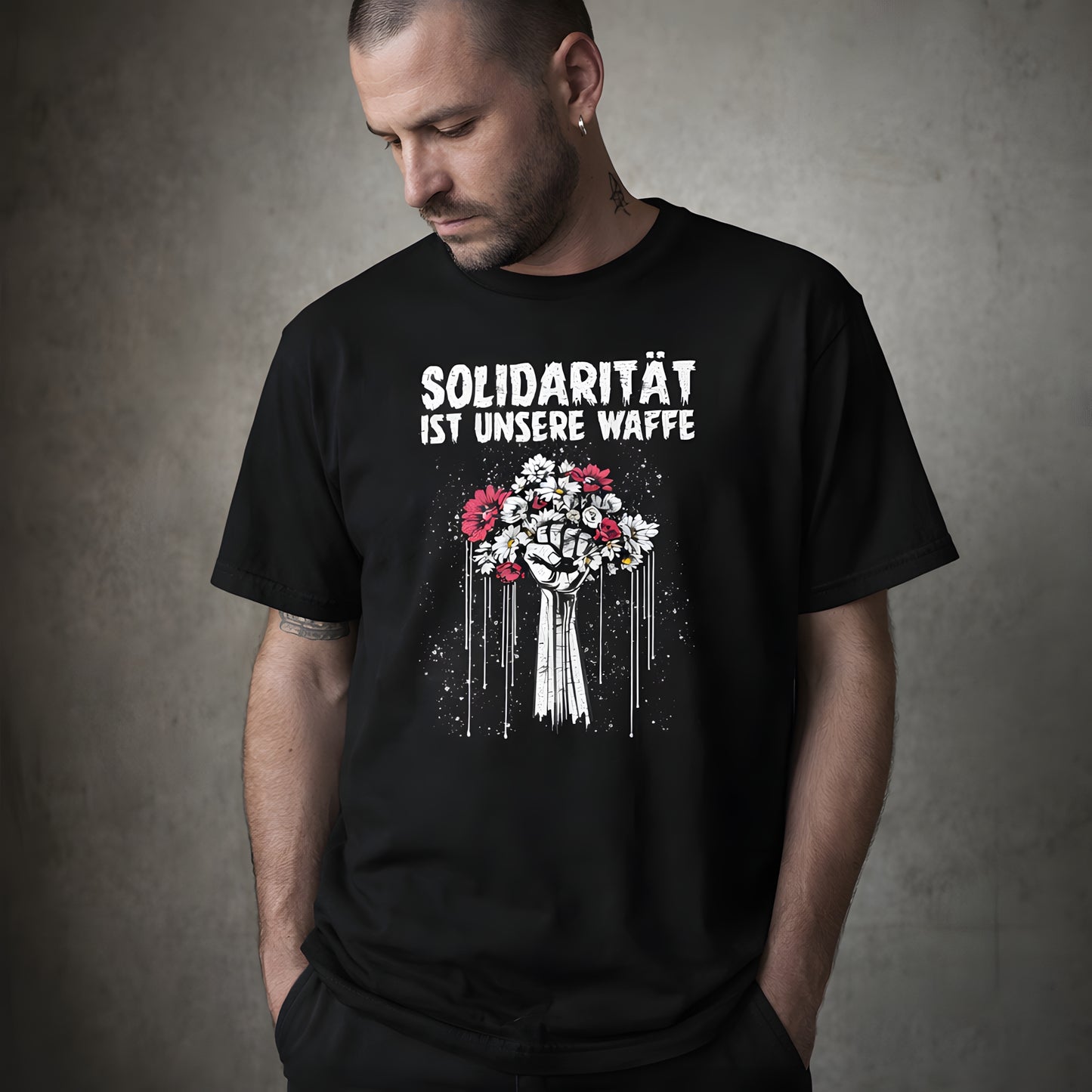 Solidarität ist unsere Waffe - Basic T-Shirt